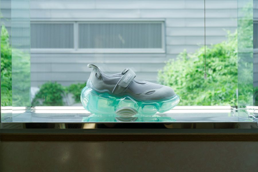グラウンズ 原宿 grounds STORE 001の出窓式のスニーカーのディスプレイ