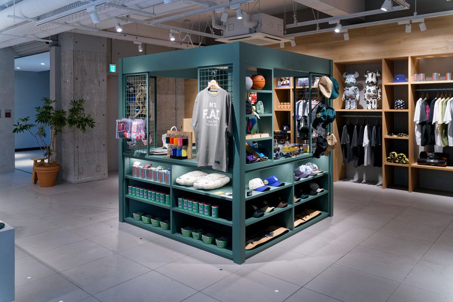 KInetics(キネティクス) 原宿 B1Fのディスプレイ