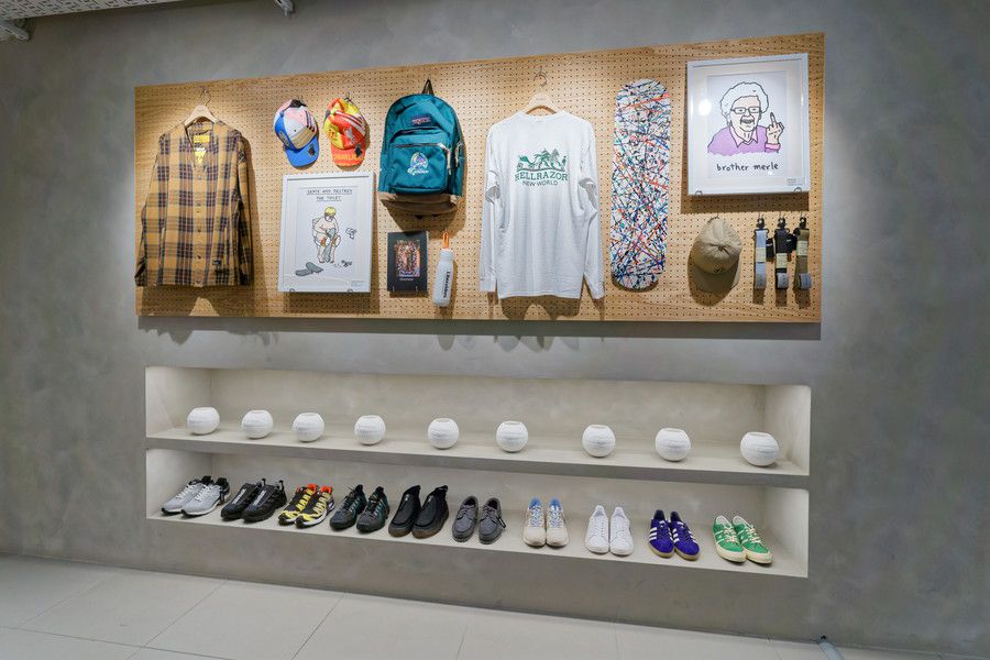 KInetics(キネティクス) 原宿のコラボレーションアイテムのディスプレイ