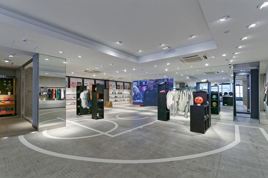 KInetics(キネティクス) 原宿 2Fのバスケットコートをモチーフにした店内
