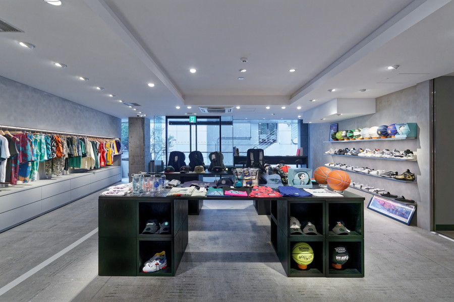 KInetics(キネティクス) 原宿 2Fの商品ディスプレイ