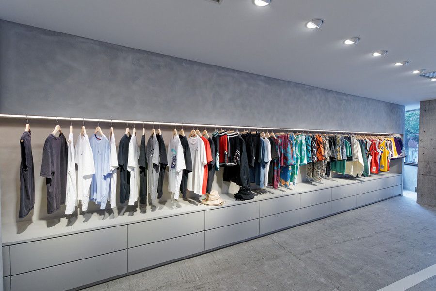 KInetics(キネティクス) 原宿の2Fのバスケットボールをモチーフにしたアパレル類