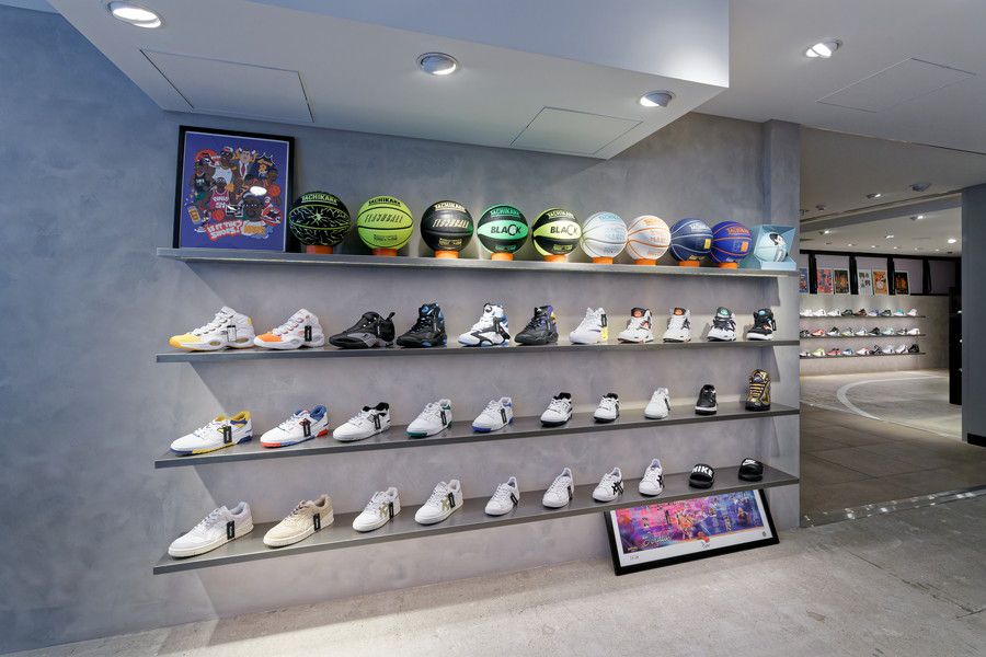 KInetics(キネティクス) 原宿 2Fのバスケットシューズのディスプレイ
