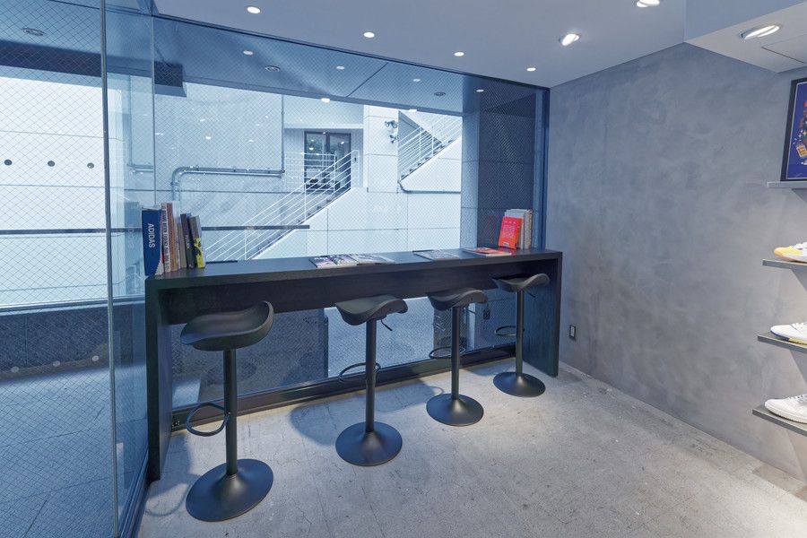 KInetics(キネティクス) 原宿 2Fの読書スペース