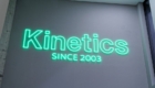 KInetics(キネティクス) 原宿の店内のネオンのロゴ