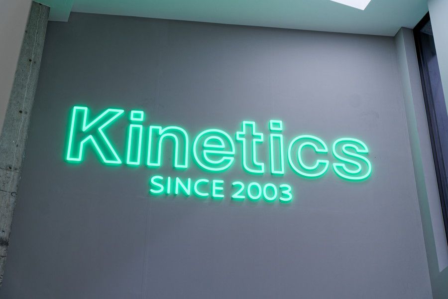 KInetics(キネティクス) 原宿の店内のネオンのロゴ