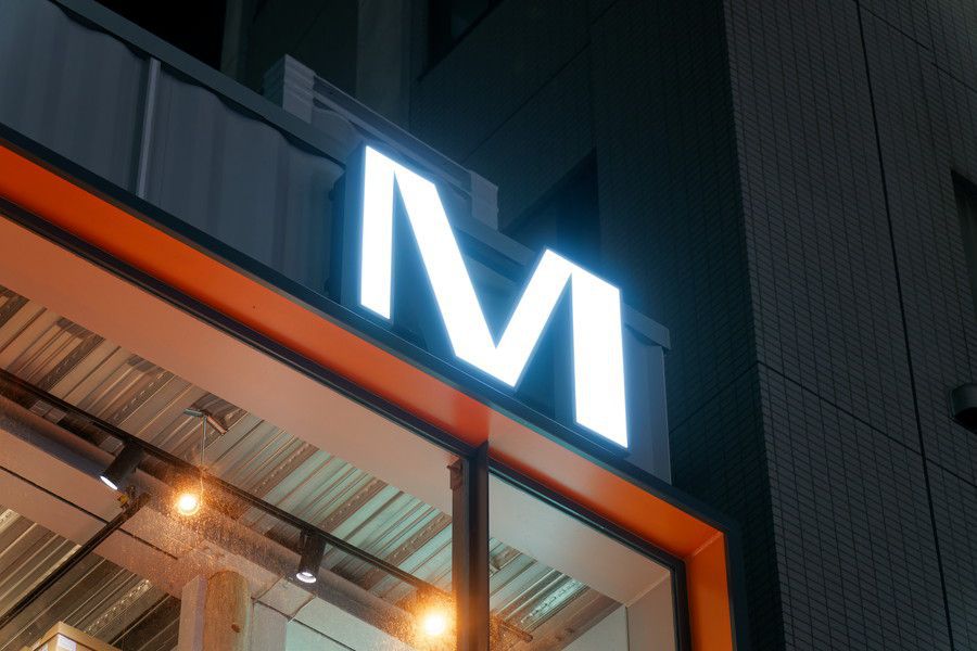 メレル 原宿 MERRELL HARAJUKU FLAGSHIPの光るブランドロゴの看板