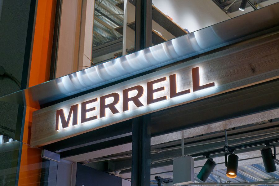 メレル 原宿 MERRELL HARAJUKU FLAGSHIPのブランドロゴの看板