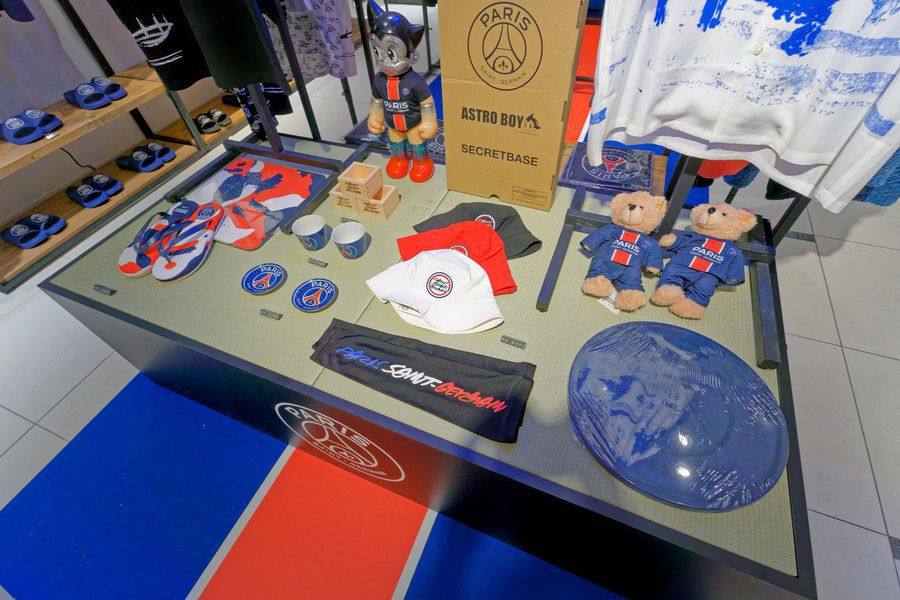 パリサンジェルマン ストア 東京のグッズ類のディスプレイ