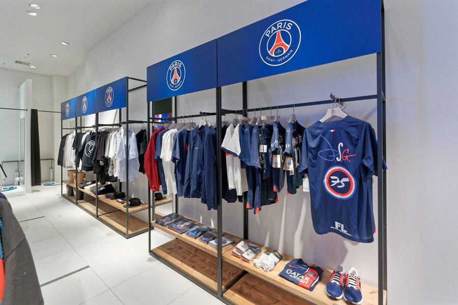 パリサンジェルマン ストア 東京のユニフォームなどのウェアのディスプレイ