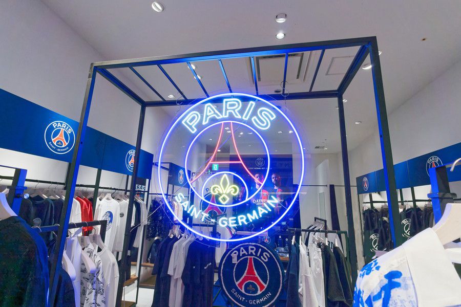 パリサンジェルマン ストア 東京のネオンのロゴ