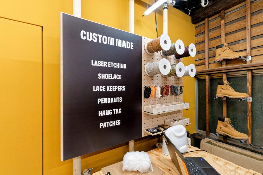 カスタムメイドのスペースにあるシューレースなどのパーツ類