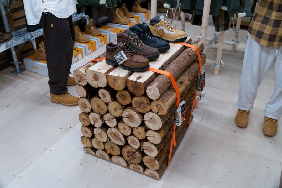 ティンバーランド 代官山 TIMBERLAND BOUTIQUE TOKYOの木材を活用したディスプレイ
