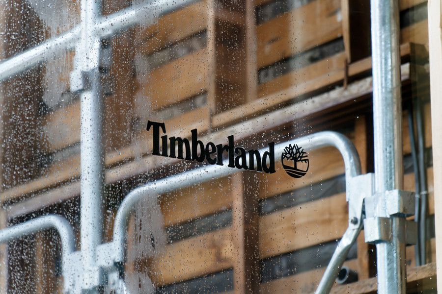 ティンバーランド 代官山 TIMBERLAND BOUTIQUE TOKYOのドアにあるブランドロゴ