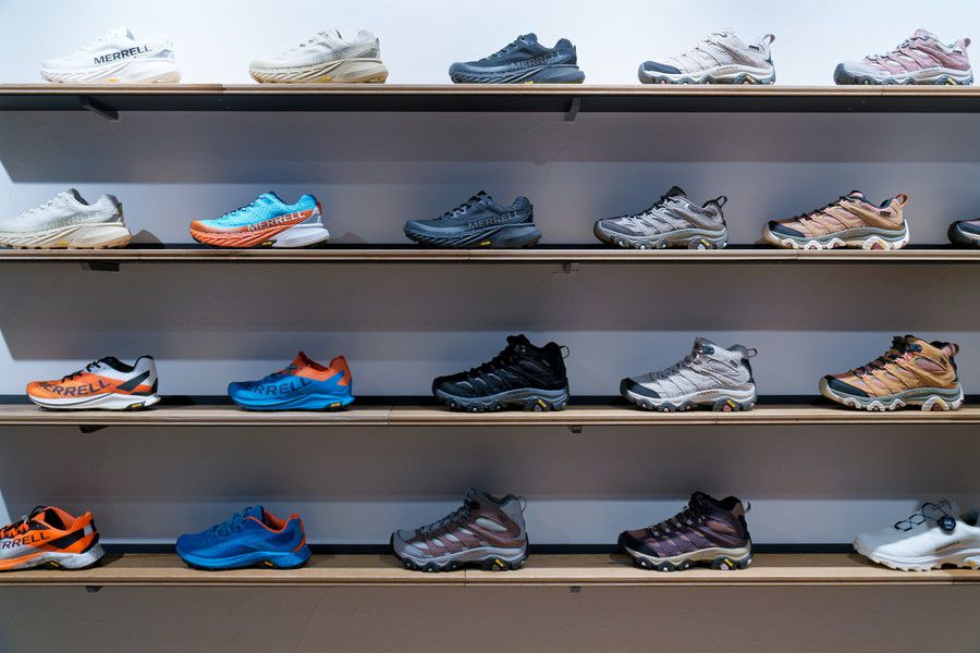メレル 原宿 MERRELL HARAJUKU FLAGSHIP 1Fのスニーカーのディスプレイ