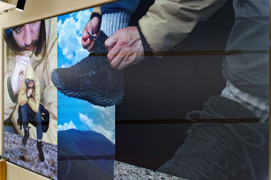 メレル 原宿 MERRELL HARAJUKU FLAGSHIP 1Fの大型ディスプレイ