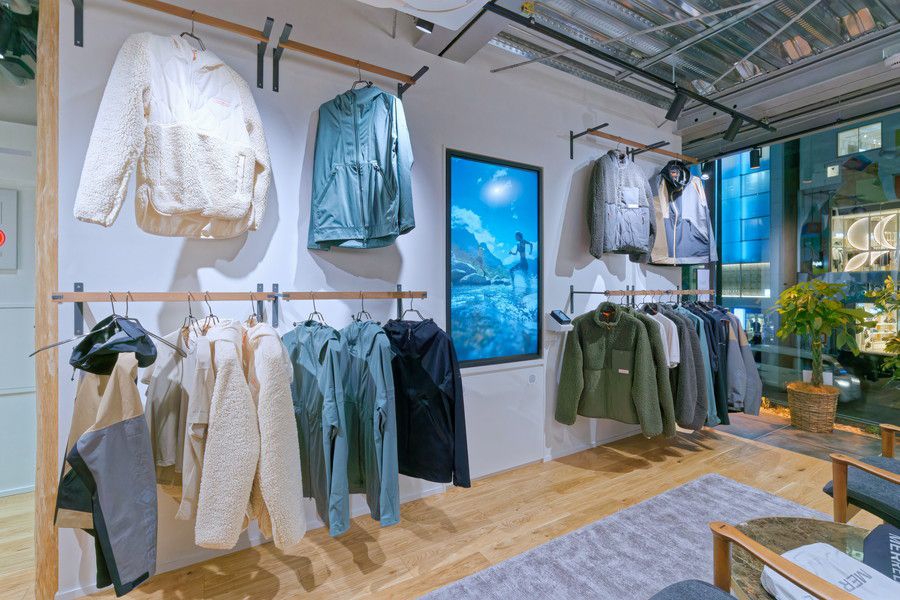 メレル 原宿 MERRELL HARAJUKU FLAGSHIP 2F店内のアパレル類のディスプレイ