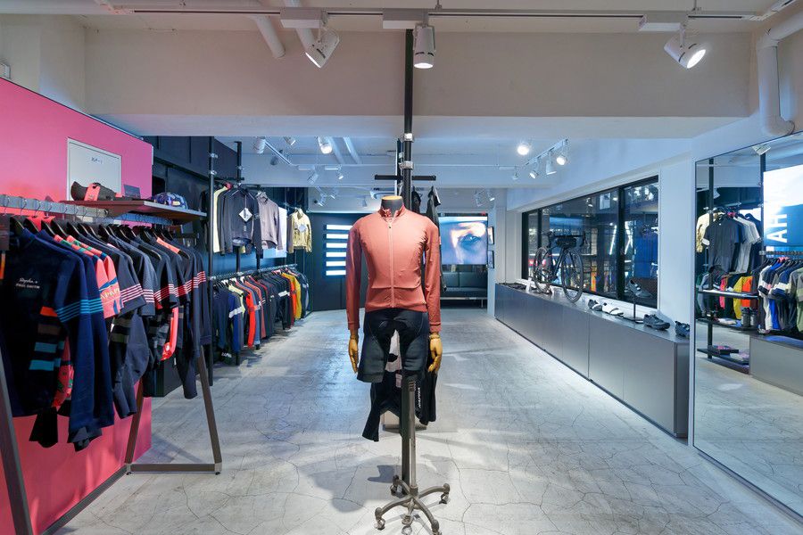 Rapha(ラファ)東京の2F店内のサイクルウェアのスペース