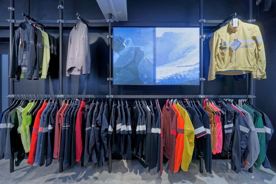 Rapha(ラファ)東京のサイクルジャケットのディスプレイ
