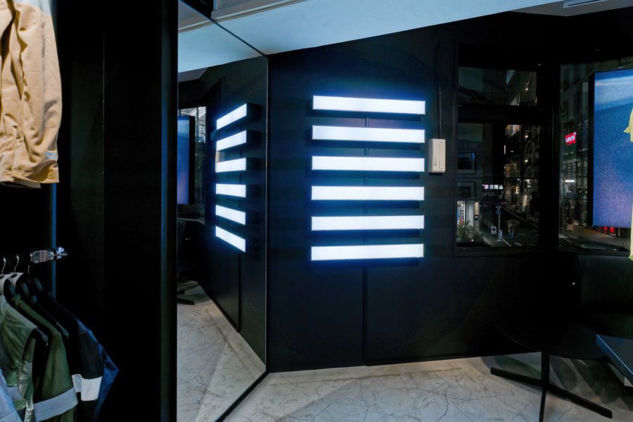 Rapha(ラファ)東京のブランドイメージのストライプの照明