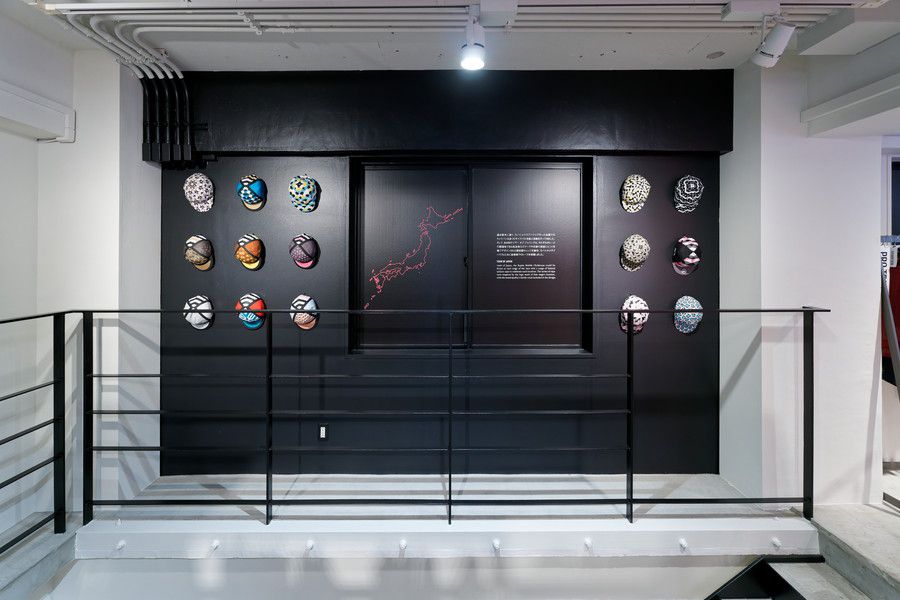 Rapha(ラファ)東京の2Fのサイクルキャップを飾ったディスプレイ