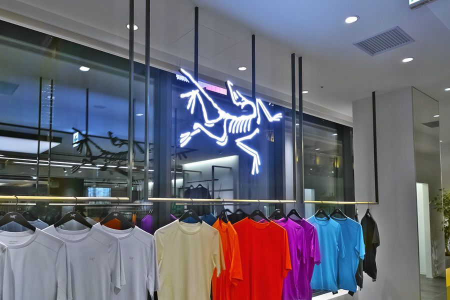 アークテリクス 銀座シックスのブランドロゴの店内ネオン