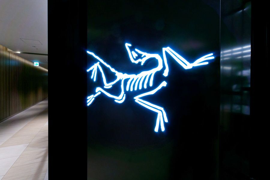 アークテリクス 銀座シックスのブランドロゴの看板