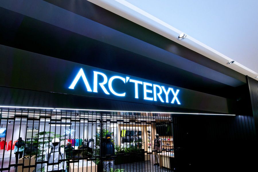 アークテリクス 銀座シックスの日光る看板