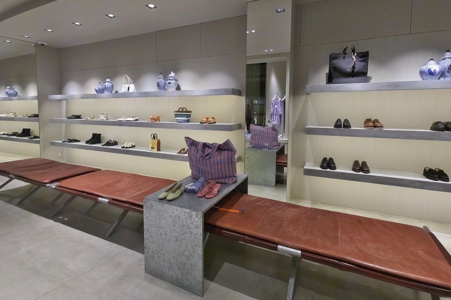 H BEAUTY & YOUTH(エイチ ビューティー アンド ユース) 青山のレディースシューズのディスプレイ