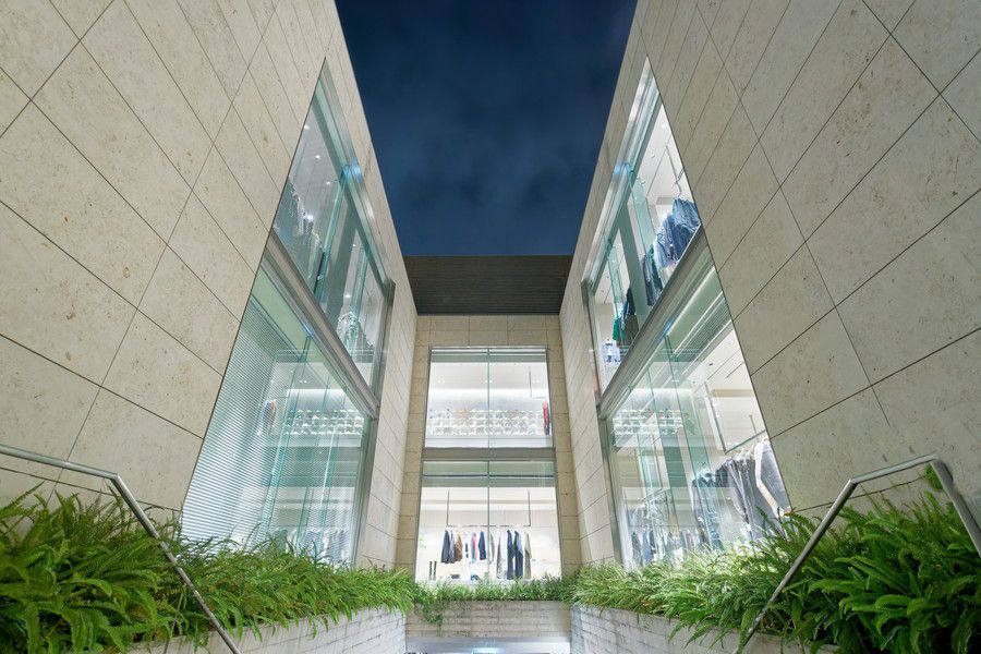 H BEAUTY & YOUTH(エイチ ビューティー アンド ユース) 青山のショーウィンドウ