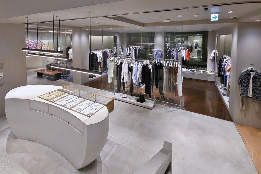 H BEAUTY & YOUTH(エイチ ビューティー アンド ユース) 青山の1F店内の様子