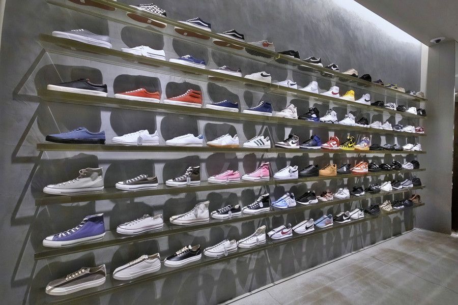 H BEAUTY & YOUTH(エイチ ビューティー アンド ユース) 青山2Fのスニーカーのディスプレイ