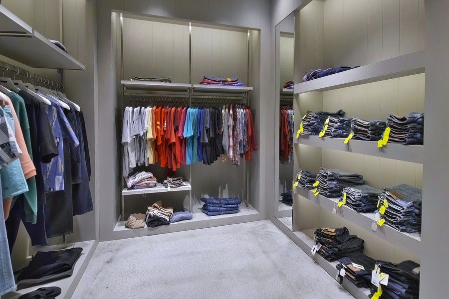 H BEAUTY & YOUTH(エイチ ビューティー アンド ユース) 青山の店内ディスプレイ