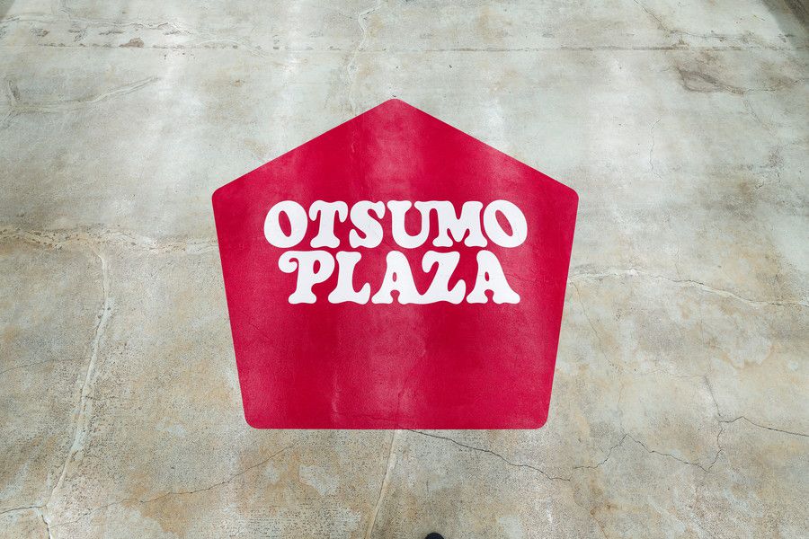 OTSUMO PLAZA(オツモプラザ) 南青山の店内のペイントロゴ
