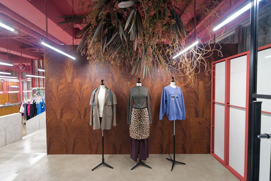 ROKU 青山のアパレル類のディスプレイ