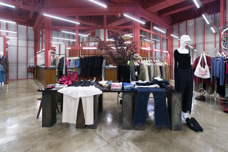 ROKU 青山の店内ディスプレイ