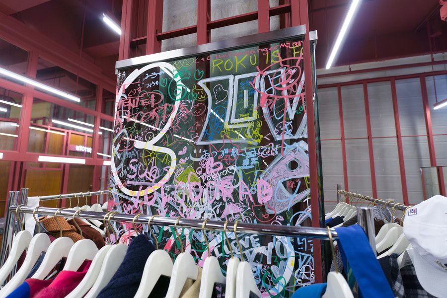 ROKU 青山に移転前の原宿キャットストリートで寄せ書きされた壁を移設