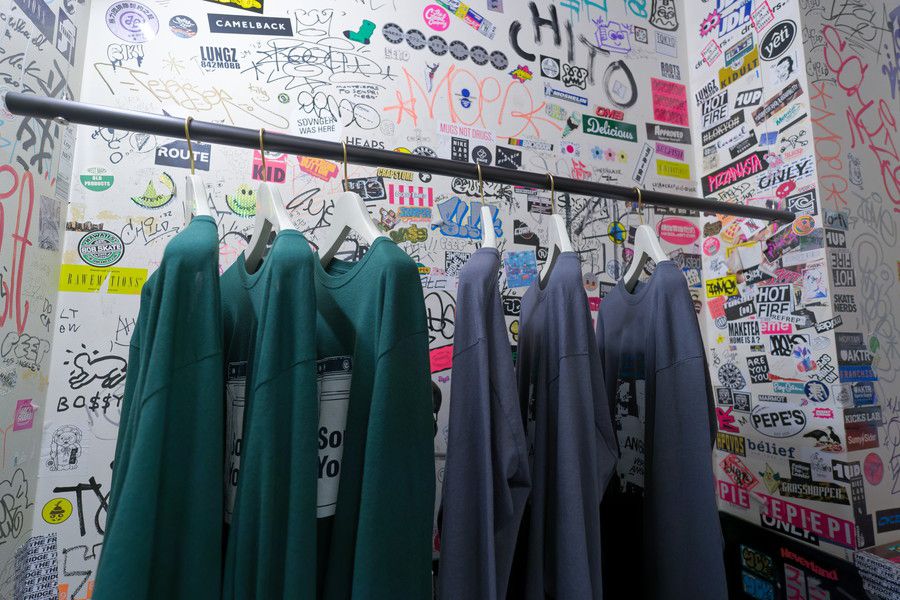 ROKU 青山のポップアップスペースのグッズと壁面のグラフィック