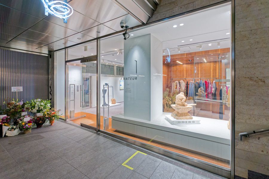 ROKU 青山のアパレル類やアートスペースなどがある右側のスペース