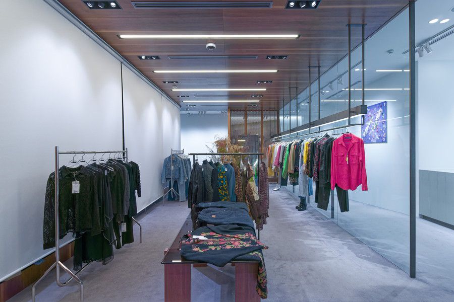ROKU 青山のアパレル類の展示スペース