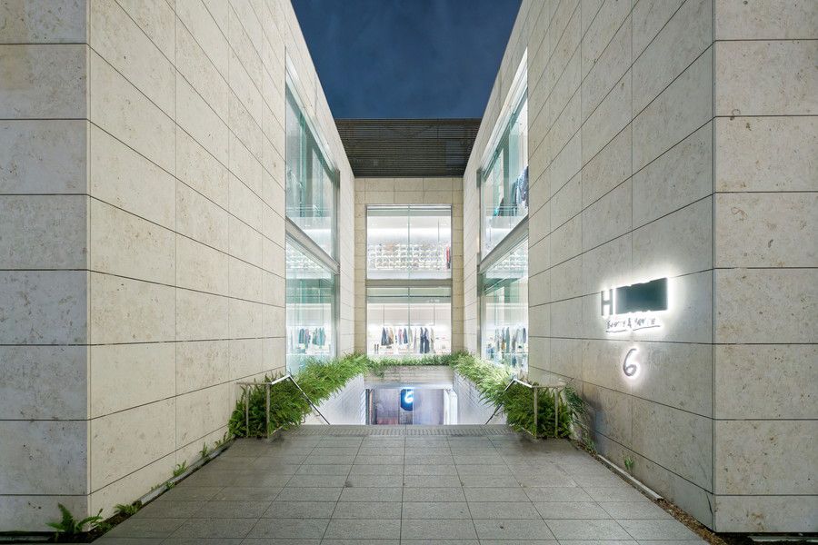 ROKU 青山があるH BEAUTY & YOUTHの地下フロアへのエントランス