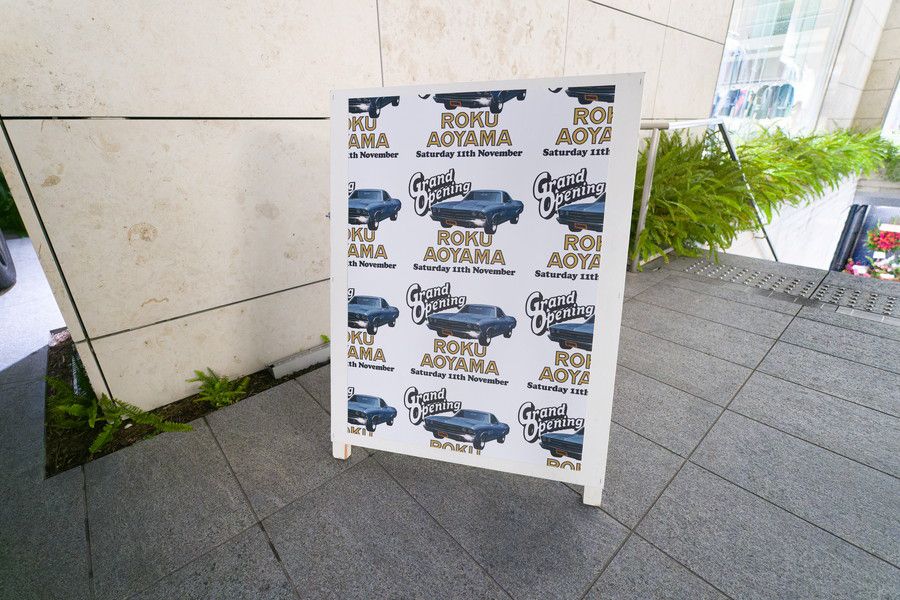 ROKU 青山の立て看板