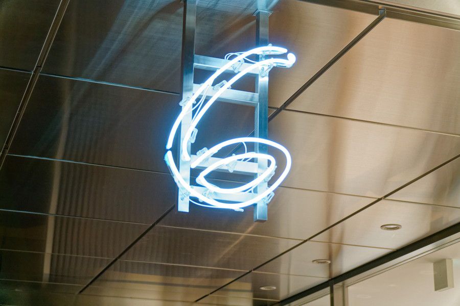 ROKU 青山の6の数字のネオン