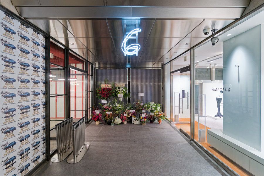 左右に分かれたROKU 青山の店舗の外観