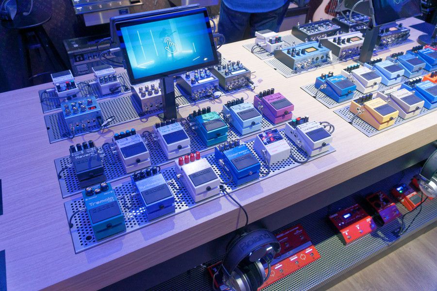 Roland Store Tokyo(ローランドストア 東京)の地下1階のディスプレイ ペダルなど