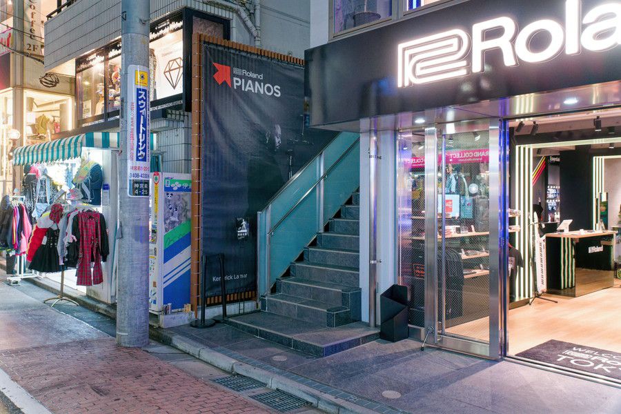 Roland Store Tokyo(ローランドストア 東京)の2階への階段