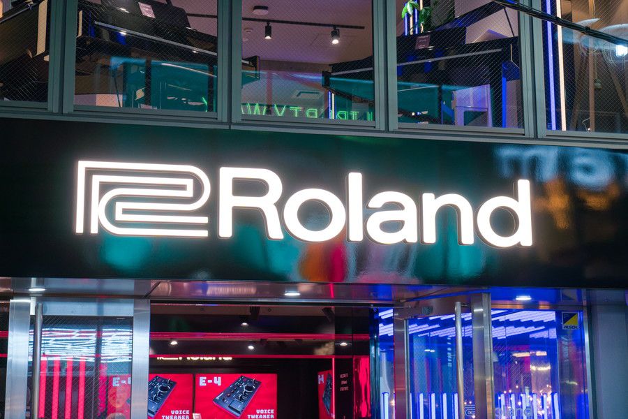 Roland Store Tokyo(ローランドストア 東京)の光る看板
