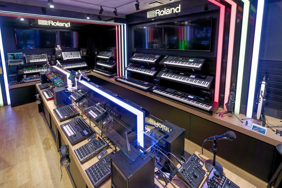 Roland Store Tokyo(ローランドストア 東京)のシンセサイザーのディスプレイ