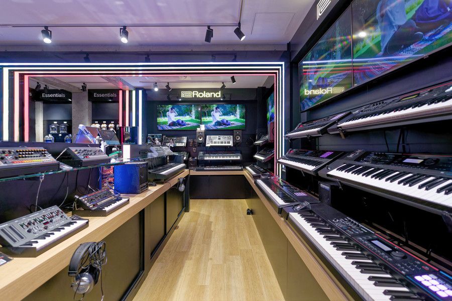 Roland Store Tokyo(ローランドストア 東京)の店内ディスプレイ