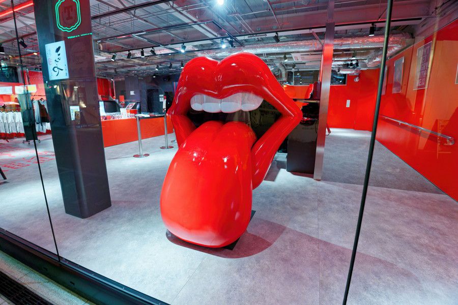 ローリングストーンズのアイコニックなロゴのオブジェ